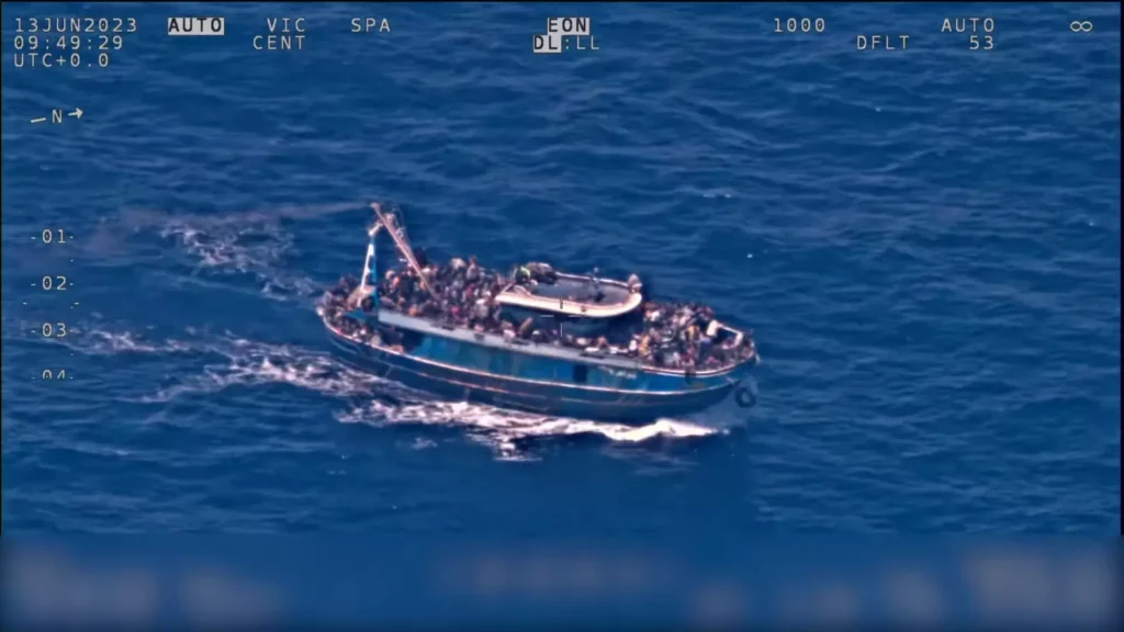 Το αλιευτικό σκάφος που ναυάγησε. Εικόνα (screenshot) βίντεο FRONTEX