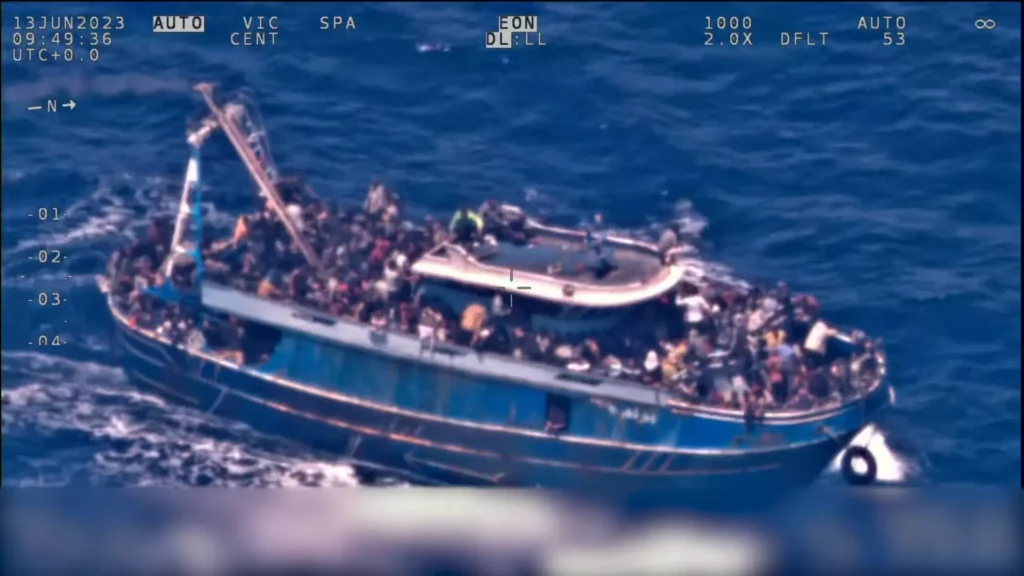 Το αλιευτικό σκάφος που ναυάγησε. Εικόνα (screenshot) βίντεο FRONTEX