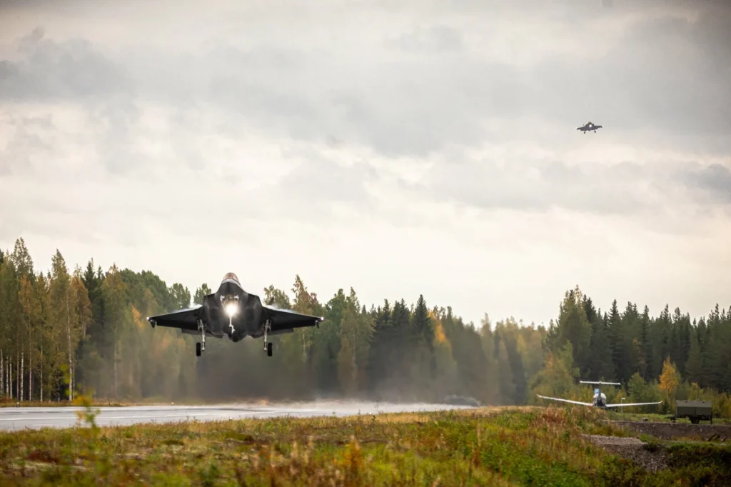 Το νορβηγικό F-35A εκτελεί για πρώτη φορά «touch and go» σε αυτοκινητόδρομο στη Φινλανδία. Φωτογραφία: Ole Andreas Vekve, Νορβηγικές Ένοπλες Δυνάμεις forsvaret.no
