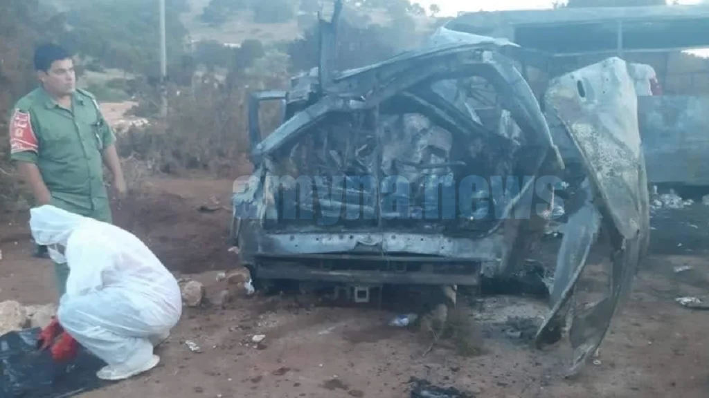 Το αυτοκίνητο που τράκαρε με το λεωφορείο που μετέφερε την ελληνική αποστολή στη Λιβύη και το λεωφορείο στο βάθος. Εικόνα: Social media