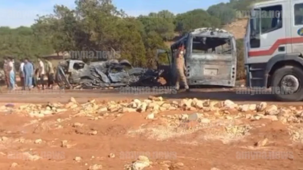 Το όχημα Toyota Sequoia και το λεωφορείο της ελληνικής αποστολής στη Λιβύη
