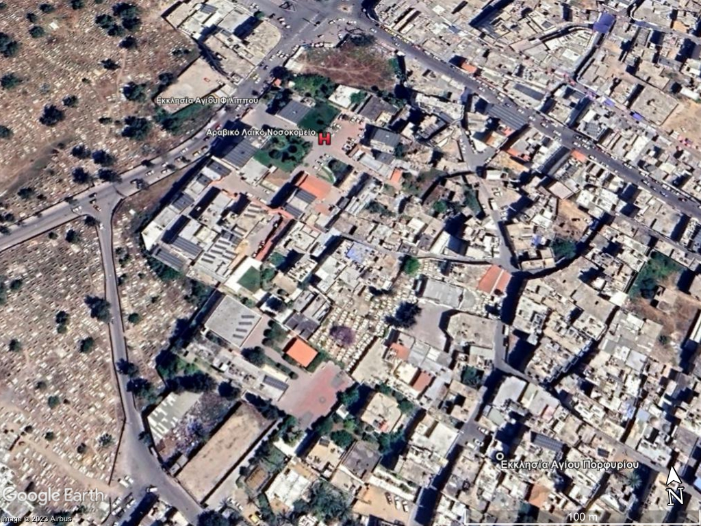 Tο Αραβικό Λαϊκό Νοσοκομείο στη Γάζα και οι δύο χριστιανικές εκκλησίες. Εικόνα: Google Earth
