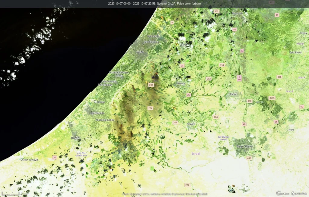 Χάρτης με σύνορα Γάζας και Ισραήλ στον οποίο διακρίνονται οι καπνοί και οι εστίες φωτιών. Εικόνα: Copernicus