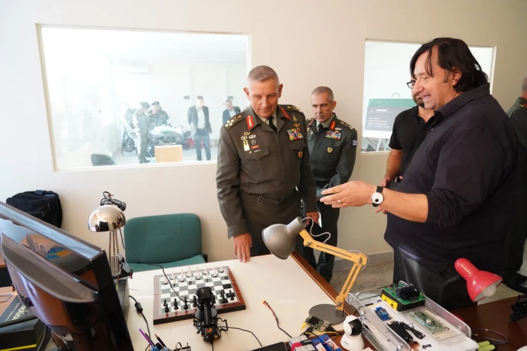 Ο Αρχηγός ΓΕΕΘΑ Στρατηγός Κωνσταντίνος Φλώρος πραγματοποίησε επίσκεψη στην Στρατιωτική Σχολή Ευελπίδων - ΣΣΕ (31 Οκτωβρίου 2023). Εικόνα: ΓΕΕΘΑ