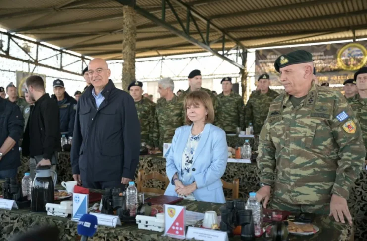 Η Πρόεδρος της Δημοκρατίας Κατερίνα Σακελλαροπούλου, o Yπουργός Εθνικής Άμυνας, Νίκος Δένδιας και ο Αρχηγός ΓΕΕΘΑ Στρατηγός Κωνσταντίνος Φλώρος στην ΤΑΜΣ ΑΙΣΙΟΣ ΟΙΩΝΟΣ. Εικόνα: ΥΠΕΘΑ