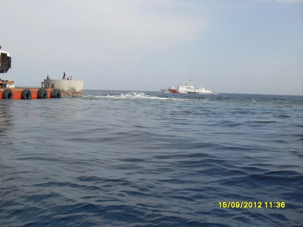 Εργασίες αποκατάστασης της βάσης στήριξης του φανού στην βραχονησίδα Ζουράφα με την παρουσία σκάφους της Τουρκικής Ακτοφυλακής
