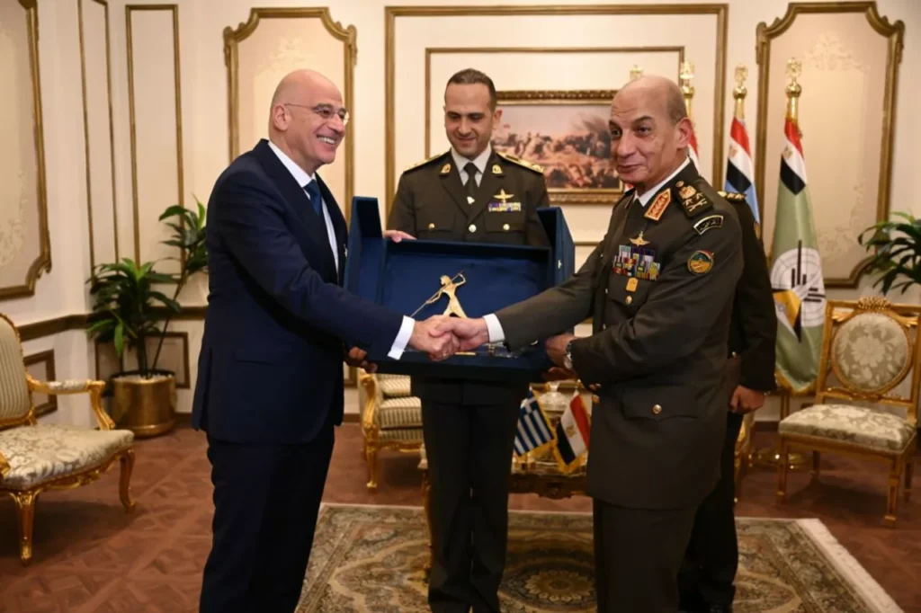 Ο Υπουργός Εθνικής Άμυνας Νίκος Δένδιας με τον Υπουργό Άμυνας της Αιγύπτου, Στρατηγό Mohamed Zaki. Εικόνα: ΥΠΕΘΑ