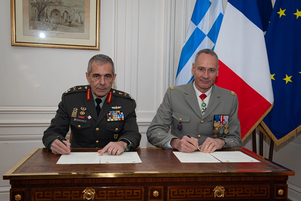 Ο Αρχηγός ΓΕΣ Αντιστράτηγος Άγγελος Χουδελούδης και ο Αρχηγός Στρατού της Γαλλίας General Pierre Schill υπογράφουν το κείμενο κοινής πρόθεσης συνεργασίας με σκοπό την ανάπτυξη και χρήση των UAV PATROLLER