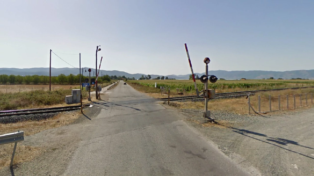 Σιδηροδρομική διάβαση δρόμου Δροσάτου - Δοϊράνης. Ευθεία μπροστά η Δοϊράνη, προς τα δεξιά Σέρρες και αριστερά Θεσσαλονίκη. Εικόνα: Google Maps