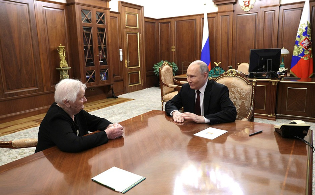 Ο Βλαντιμίρ Πούτιν και η δασκάλα του Βέρα Ντμίτριεβνα Γκούρεβιτς. Εικόνα: kremlin.ru