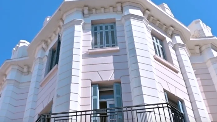 Στο νεοκλασικό κτήριο στη διασταύρωση των οδών Θαλού και Πιττακού, στη συνοικία της Πλάκας, συστεγάζονται και λειτουργούν η Διεύθυνση Ιστορίας Στρατού (ΓΕΣ/ΔΙΣ) και το Ταμείο Εθνικής Άμυνας (ΤΕΘΑ).