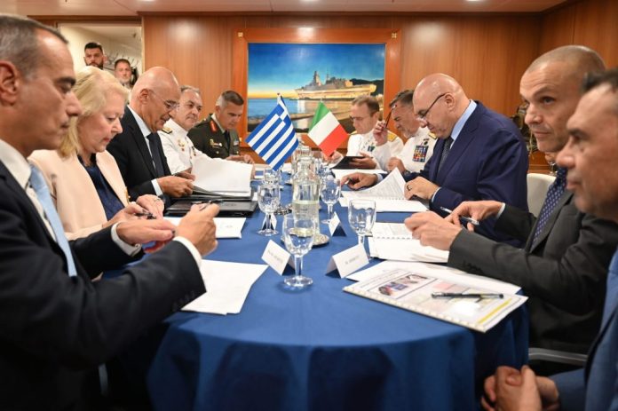 Συνάντηση ΥΕΘΑ με τον Υπουργό Άμυνας της Ιταλίας σε ιταλική φρεγάτα. Υπογραφή Μνημονίου για τη Ναυτική Συνεργασία Ελλάδας – Ιταλίας και Δήλωσης Προθέσεων για 2+2 Φρεγάτες Bergamini