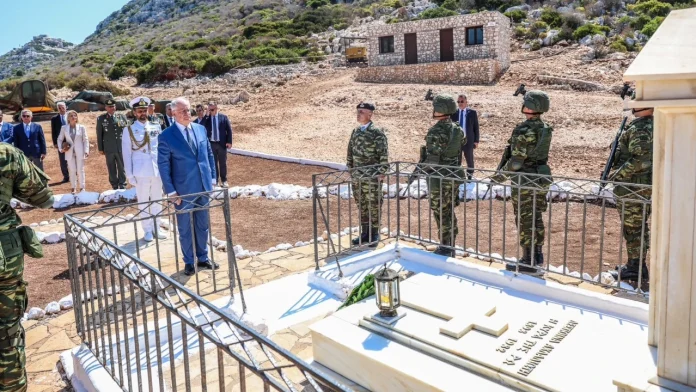 Ο Πρόεδρος της Δημοκρατίας Κωνσταντίνος Τασούλας στο μνημείο της «Κυράς της Ρω». Εικόνα: Προεδρία της Δημοκρατίας