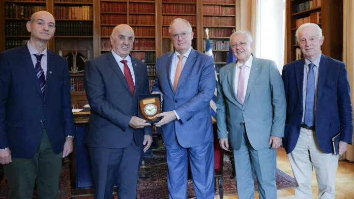 Συνάντηση του Προέδρου της Δημοκρατίας, Κωνσταντίνου Τασούλα, με αντιπροσωπεία του νέου Διοικητικού Συμβουλίου της Ένωσης Απόστρατων Αξιωματικών Αεροπορίας (ΕΑΑΑ). Εικόνα: Προεδρία της Ελληνικής Δημοκρατίας Συνάντηση του Προέδρου της Δημοκρατίας, Κωνσταντίνου Τασούλα, με αντιπροσωπεία του νέου Διοικητικού Συμβουλίου της Ένωσης Απόστρατων Αξιωματικών Αεροπορίας (ΕΑΑΑ). Εικόνα: Προεδρία της Ελληνικής Δημοκρατίας