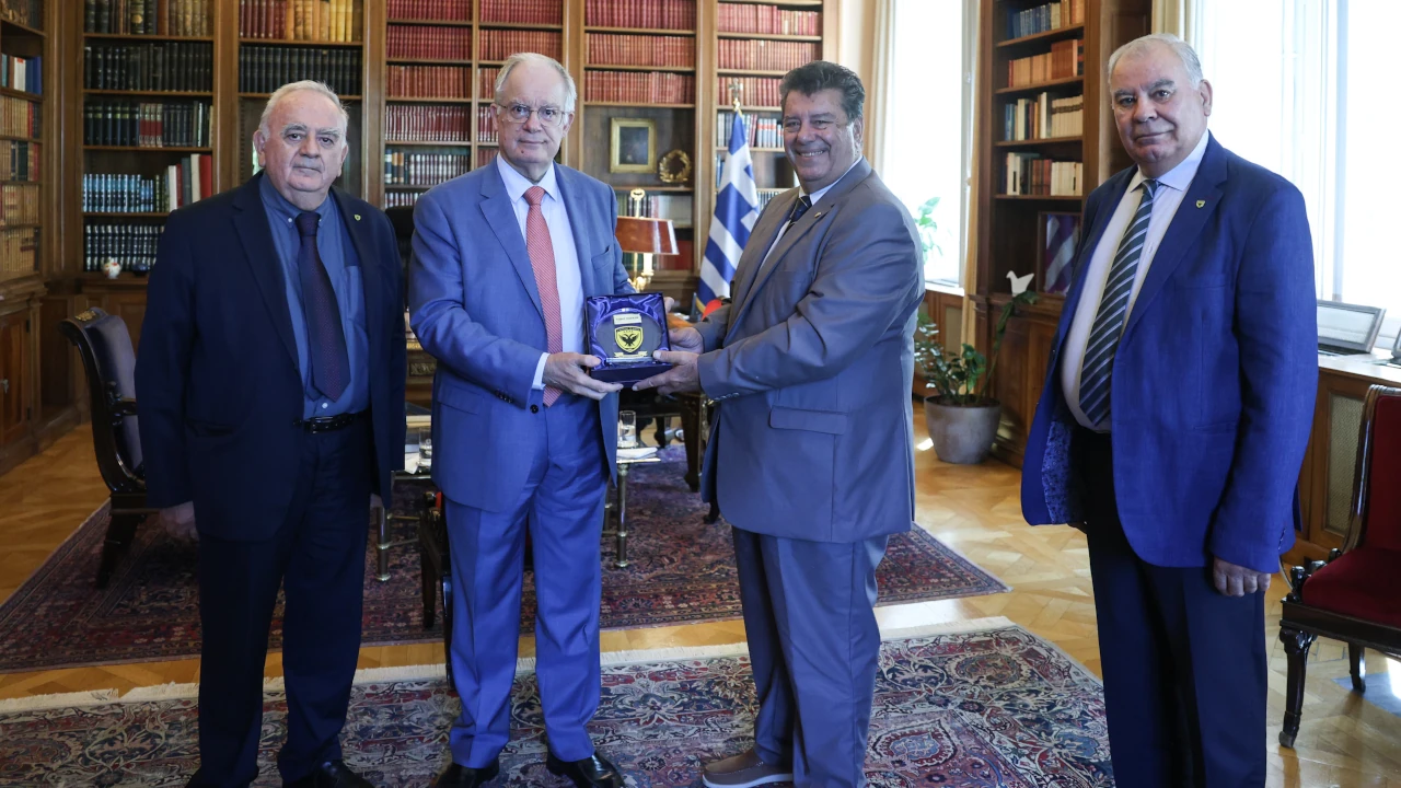 Συνάντηση του Προέδρου της Δημοκρατίας, Κωνσταντίνου Τασούλα, με αντιπροσωπεία της Ένωσης Απόστρατων Αξιωματικών Στρατού (ΕΑΑΣ). Εικόνα: Προεδρία της Ελληνικής Δημοκρατίας