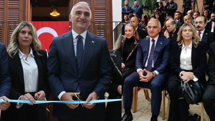 H υφυπουργός Τουρισμού Άννα Καραμανλή έκοψε την κορδέλα μαζί με τον υπουργό Πολιτισμού και Τουρισμού της Τουρκίας Μεχμέτ Νουρί Ερσόι, στα εγκαίνια του Μουσείου του Μουσταφά Κεμάλ στη Θεσσαλονίκη