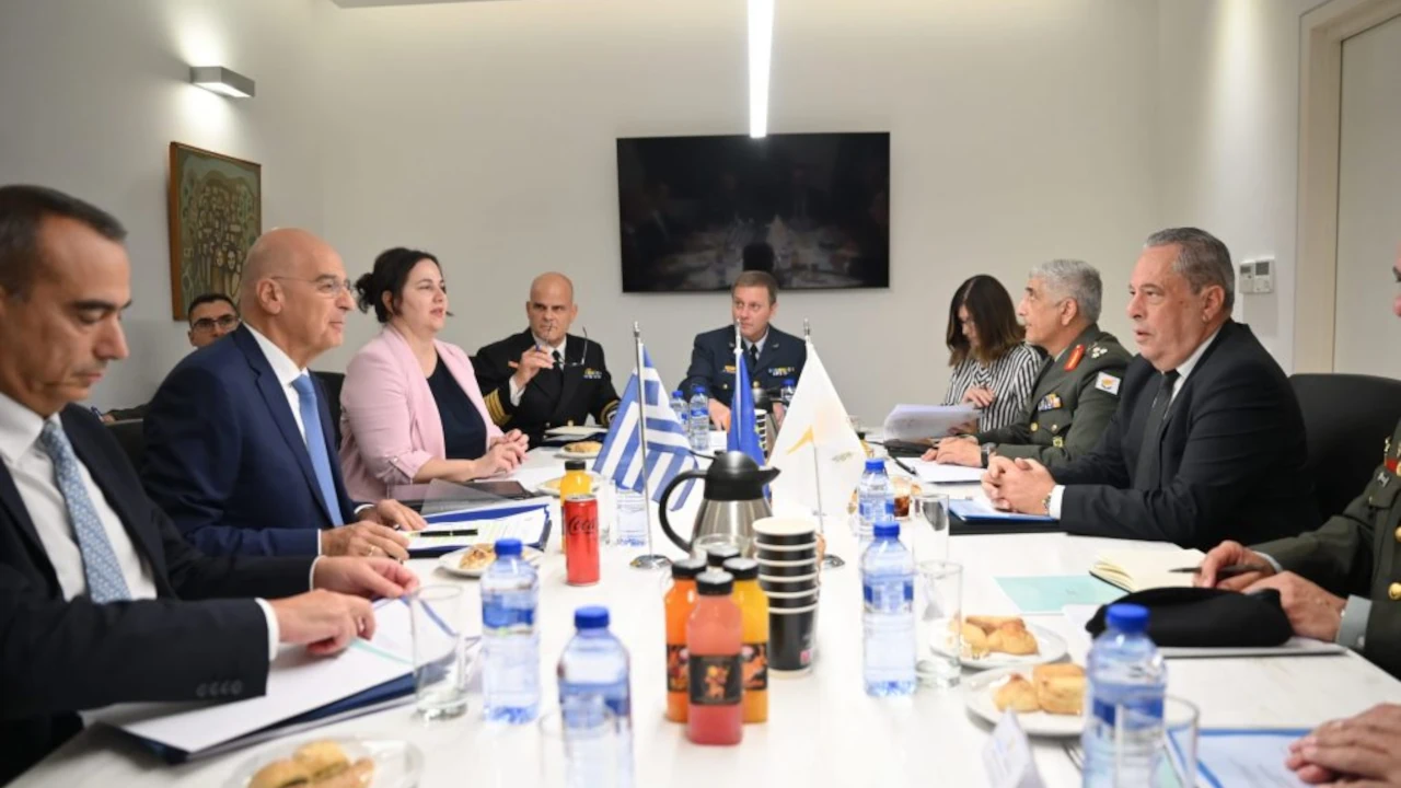 Στη συνάντηση Δένδια και Πάλμα συμμετείχαν ο Αρχηγός ΓΕΕΦ Αντιστράτηγος Εμμανουήλ Θεοδώρου, η Γενική Διευθύντρια του ΥΠΑΜ Κύπρου Άννα Αριστοτέλους, ο Πρέσβης της Ελλάδος στη Λευκωσία Ιωάννης Παπαμελετίου, στελέχη του Υπουργείου Άμυνας της Κυπριακής Δημοκρατίας, καθώς και του Γενικού Επιτελείου Εθνικής Φρουράς.