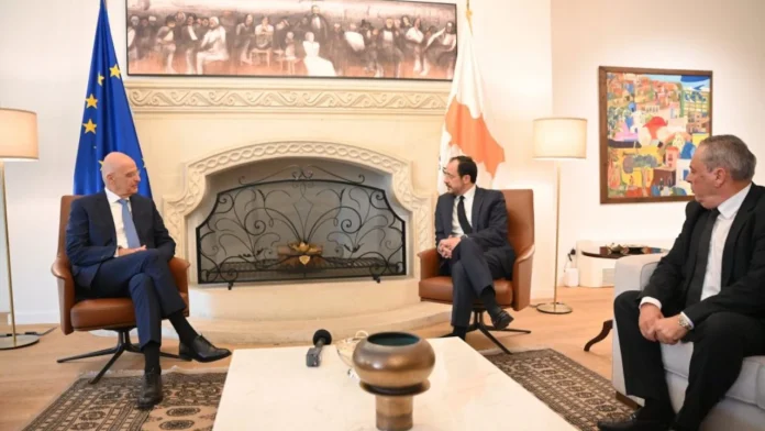 Ο Υπουργός Άμυνας της Ελλάδας Νίκος Δένδιας, ο Πρόεδρος της Κυπριακής Δημοκρατίαςς Νίκος Χριστοδουλίδης και ο Υπουργός Άμυνας Βασίλης Πάλμας